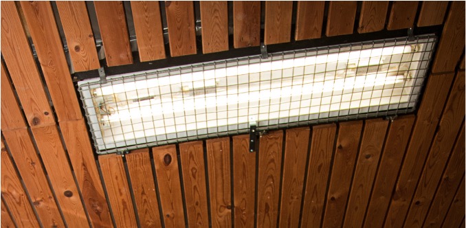 Ældre armatur med T8-lysstofør